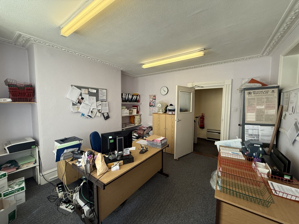 Lot: 56 - SUBSTANTIAL FREEHOLD COMMERCIAL PREMISES FOR OCCUPATION OR REDEVELOPMENT - Ground floor middle office room